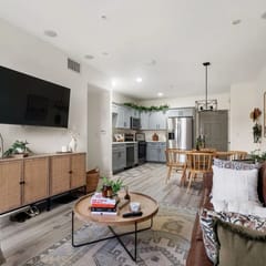 *Down Town Condo with Gym, Pool, BBQ, Jacuzzi*
