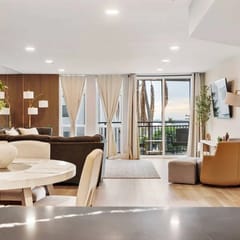 Bay View Penthauz Monthly Rental, 2 parking spots!