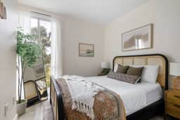 *Down Town Condo with Gym, Pool, BBQ, Jacuzzi*