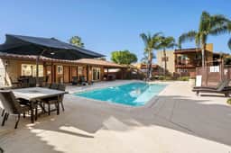 Cozy Condo with Pool + Hot Tub!