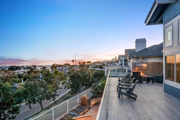 *Beautiful Ocean View Home! *Walk to the Beach*