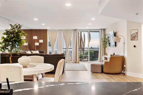Bay View Penthauz Monthly Rental, 2 parking spots!