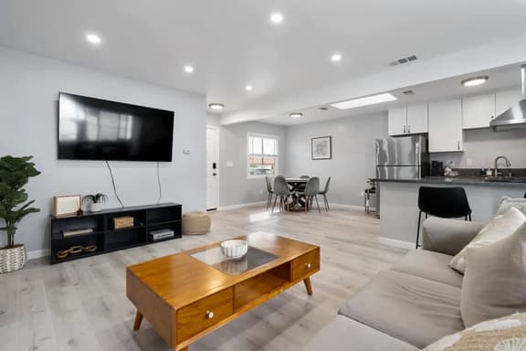 Cozy Clean Family Home - Central to everything!