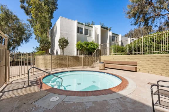 Cozy Condo with Pool, SPA + 10 mins to the beach!