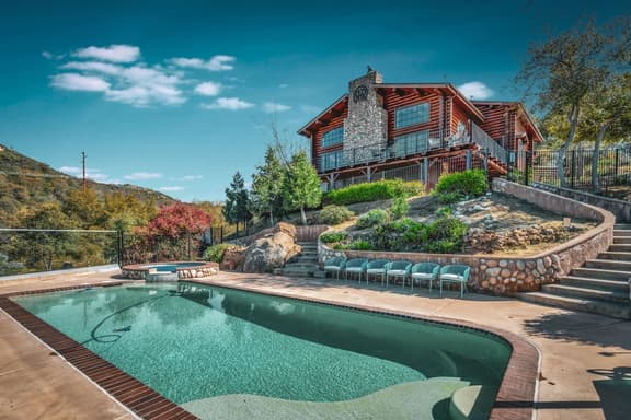 Perfect Mountain Retreat | Modern Amenities | Pool